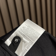 🛒🛒Moncler 2025春夏新款轻薄连帽马甲,男士硅胶logo标识户外科技尼龙无袖外套。简约有特色的 🛒🛒Moncler 2025春夏新款轻薄连帽马甲,男士硅胶logo标识户外科技尼龙无袖外套。简约有特色的