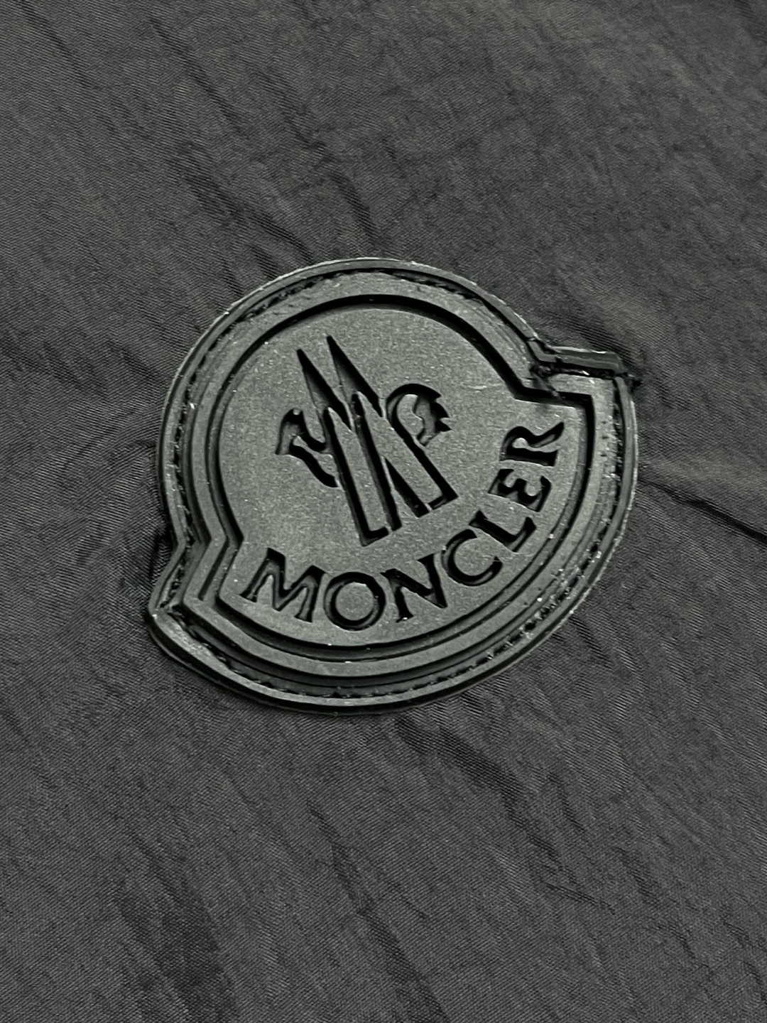 🛒🛒Moncler 2025春夏新款轻薄连帽马甲,男士硅胶logo标识户外科技尼龙无袖外套。简约有特色的 🛒🛒Moncler 2025春夏新款轻薄连帽马甲,男士硅胶logo标识户外科技尼龙无袖外套。简约有特色的