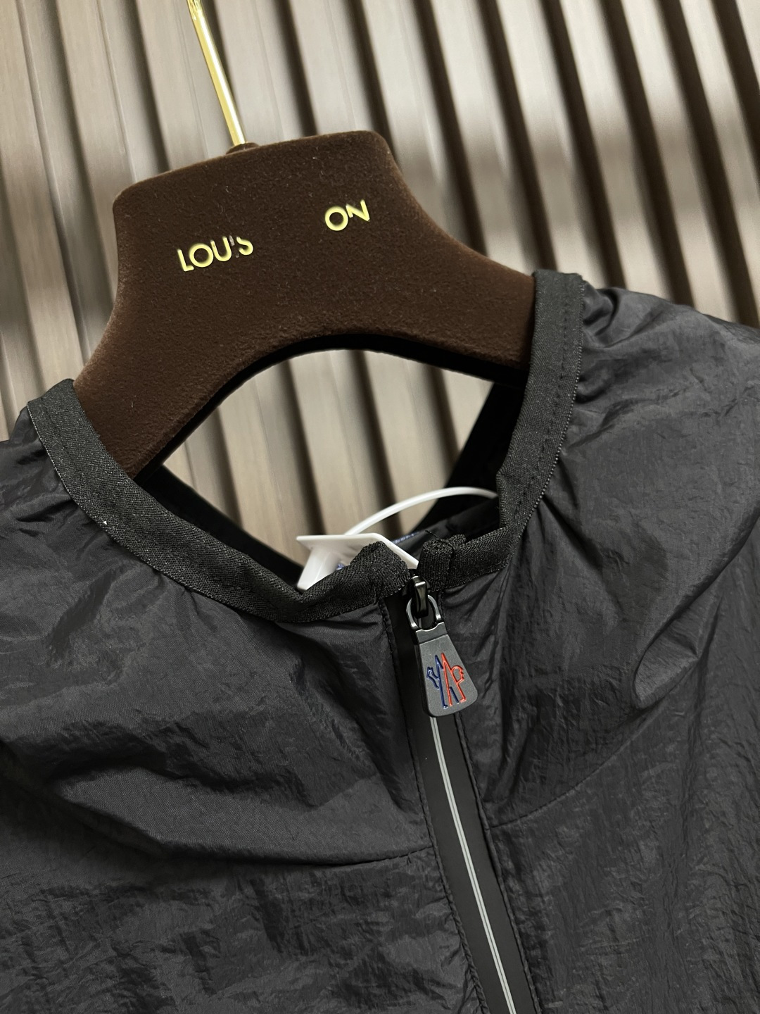 🛒🛒Moncler 2025春夏新款轻薄连帽马甲,男士硅胶logo标识户外科技尼龙无袖外套。简约有特色的 🛒🛒Moncler 2025春夏新款轻薄连帽马甲,男士硅胶logo标识户外科技尼龙无袖外套。简约有特色的