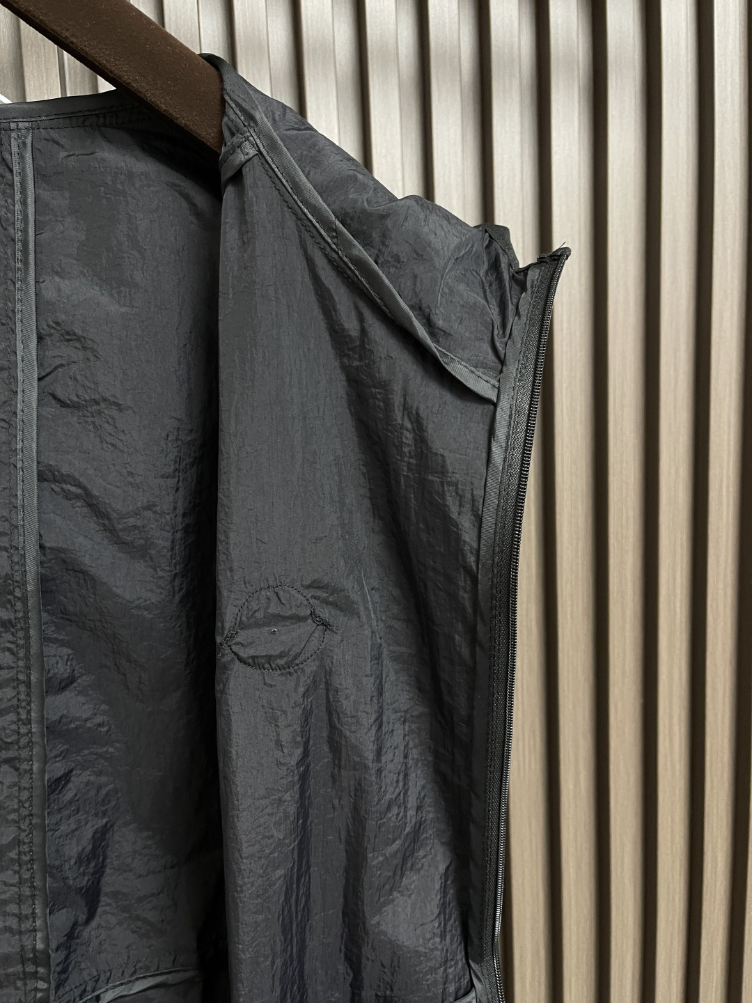 🛒🛒Moncler 2025春夏新款轻薄连帽马甲,男士硅胶logo标识户外科技尼龙无袖外套。简约有特色的 🛒🛒Moncler 2025春夏新款轻薄连帽马甲,男士硅胶logo标识户外科技尼龙无袖外套。简约有特色的