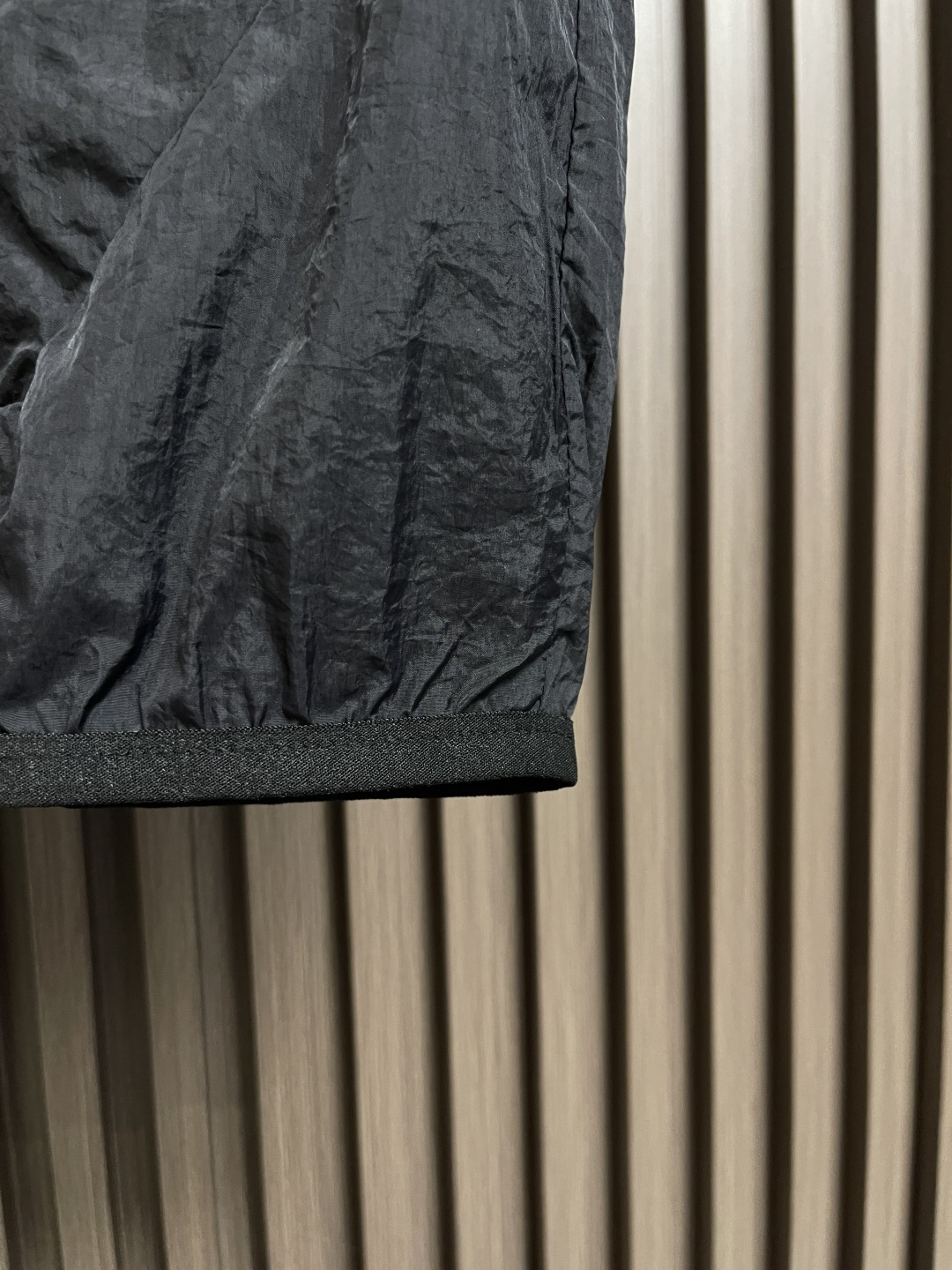 🛒🛒Moncler 2025春夏新款轻薄连帽马甲,男士硅胶logo标识户外科技尼龙无袖外套。简约有特色的 🛒🛒Moncler 2025春夏新款轻薄连帽马甲,男士硅胶logo标识户外科技尼龙无袖外套。简约有特色的