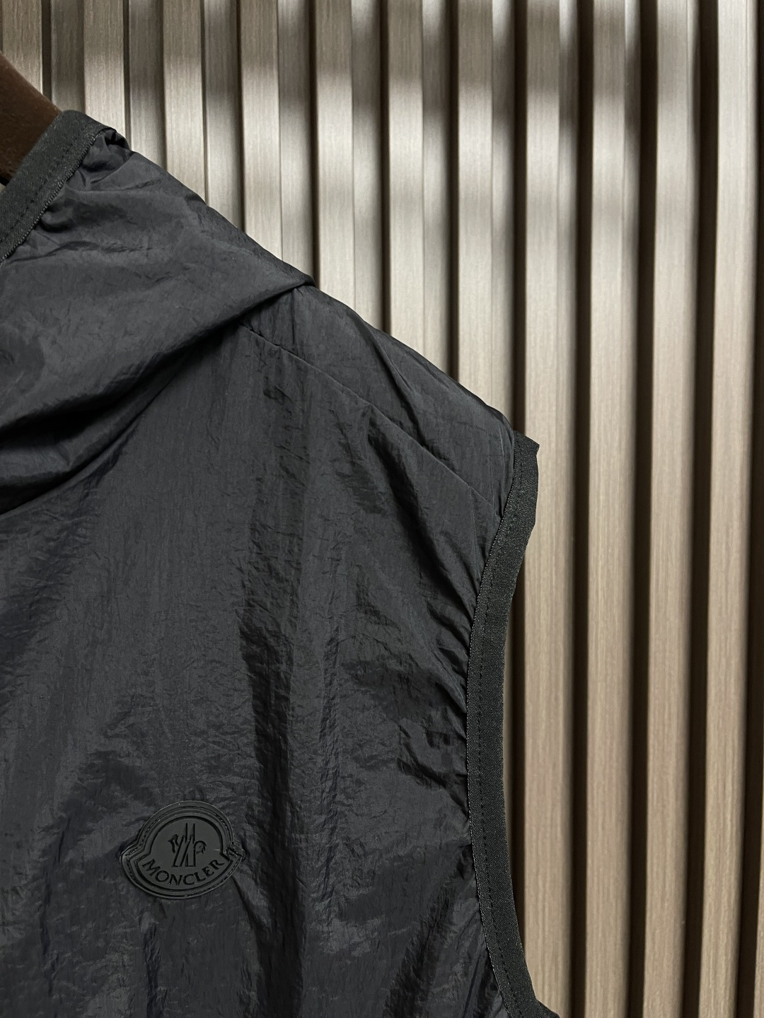 🛒🛒Moncler 2025春夏新款轻薄连帽马甲,男士硅胶logo标识户外科技尼龙无袖外套。简约有特色的 🛒🛒Moncler 2025春夏新款轻薄连帽马甲,男士硅胶logo标识户外科技尼龙无袖外套。简约有特色的