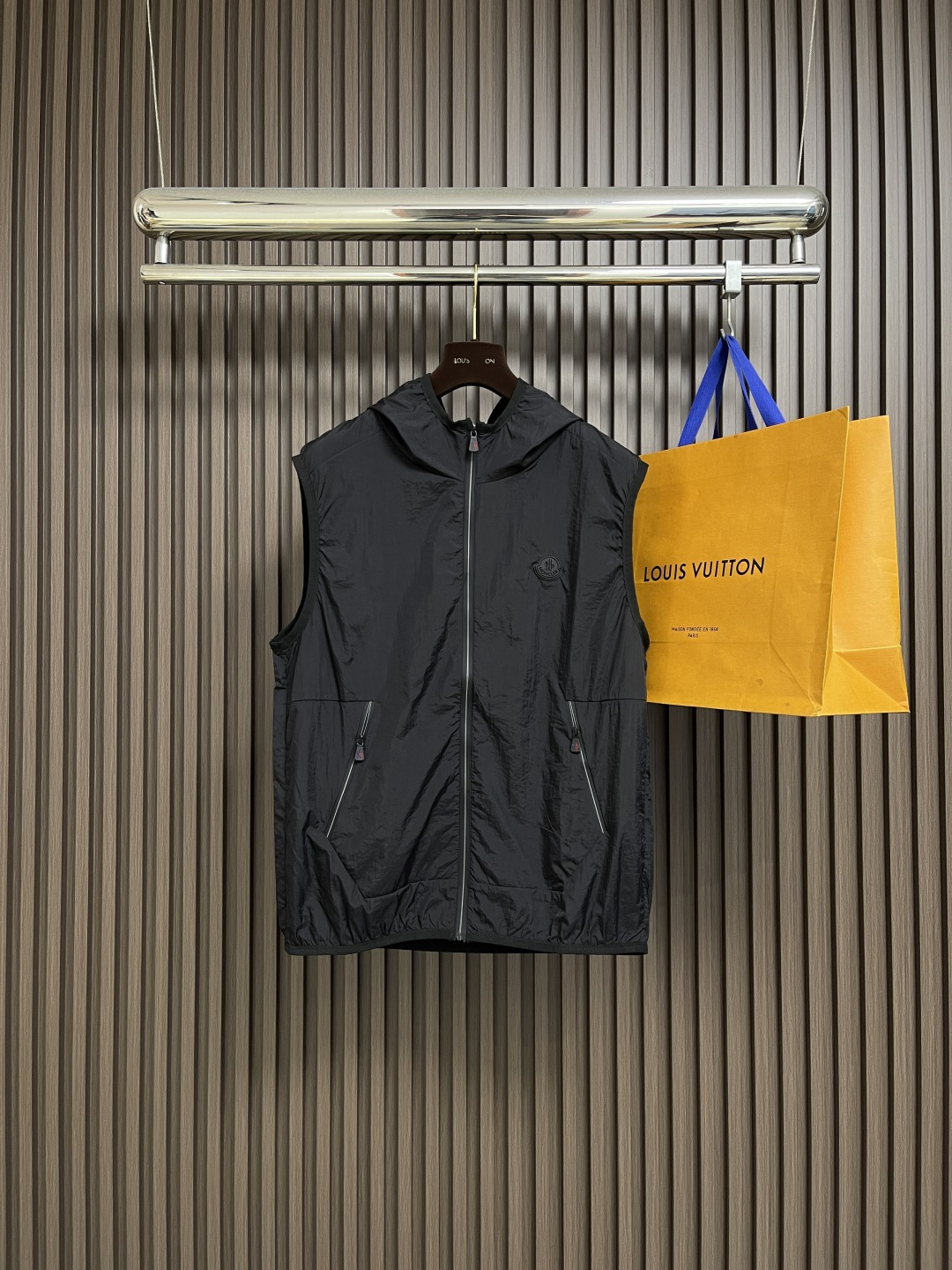 NO:548477,Moncler 2025 spring and summer new light hooded vest, men's silicone logo logo, outdoor technology nylon sleeveless jacket. Simple and distinctive outdoor sports items, the upper body can carry all style matching. Classic silicone nameplate logo embellishment, electroplated engraving metal zipper, is enough to show the brand's charm and fashion sense. The hooded zipper sleeveless design is free to move while exercising, and will not affect the normal swing of the arms. Whether it is matching or casual wear, it can show unique charm. Customer-supplied imported technology nylon yarn fabric, light and breathable, free from burns and wrinkles. The very high-end texture gives people a very unique sense of dressing performance, excellent skin feeling, extremely high wearability, exquisite details, the inner edge and line are extremely perfect, the packaging is first-class, and the best quality is hard to come by!  Size S-XL, Jackets & coats,hats,alexander wang19860909Moncler 2025春夏新款轻薄连帽马甲,男士硅胶logo标识户外科技尼龙无袖外套.简约有特色的户外运动单品,上身可以承载一切的风格搭配.经典硅胶铭牌logo点缀,电镀刻字金属拉链,足以彰显品牌魅力跟时尚感.连帽拉链无袖的设计造型,在运动的同时行动自如,不会影响手臂的正常摆动.无论是搭配还是休闲装,轻便都能展现出独特的魅力.客供进口科技尼龙纱线面料,轻薄透气,免烫防皱.非常高档次的质地,给人非常独特的穿搭性能感,贴肤感受极佳,实穿性极高,细节精湛考究,内里包边及走线极致完美,包装品相一流,可遇而不可求的极品！尺码S-XL,,jackets & coats,hats,alexander wang,Men's clothing