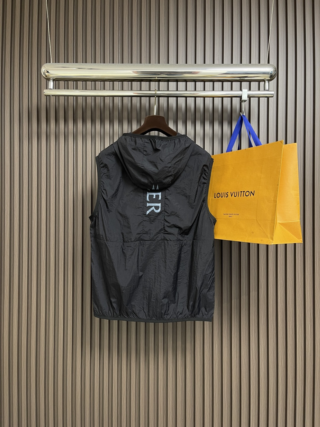 🛒🛒Moncler 2025春夏新款轻薄连帽马甲,男士硅胶logo标识户外科技尼龙无袖外套。简约有特色的 🛒🛒Moncler 2025春夏新款轻薄连帽马甲,男士硅胶logo标识户外科技尼龙无袖外套。简约有特色的