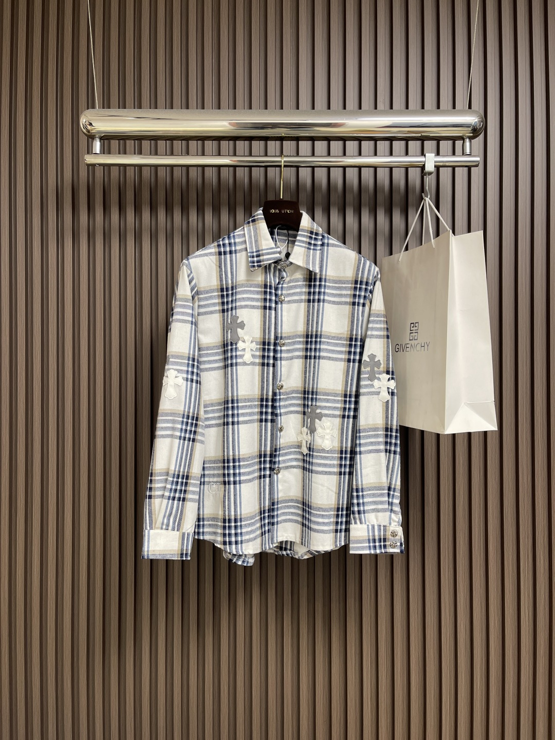 NO:526938,CH Croxin Miami limited leather long-sleeved plaid shirt, original loose style, preferred high-quality pure cotton fabric, high-definition, delicate and lint-free edges, comfortable and breathable, all buttons are customized with a casual and fashionable one, can be protected from wind and sun in spring and summer, and it is very good for inner or outer wear in autumn and winter!  Easy to concave, make you look slim and tall, and you can perfectly control both men and women!  Customized main mark, auxiliary materials, complete washing, full body wiring control, customized metal hardware hand-sewn, silicone shiny printing, multiple materials collide with unique texture, and at the same time, it combines ComeHearts medieval style Sanskrit fonts and classic horse hooves, full of artistic sense!  Size S-XL, Chrome hearts,shirts,alexander wang19860909CH 克罗心迈阿密限定拼皮长袖格纹衬衫,原版宽松版型 优选高品质纯棉面料面料花纹高清细腻无毛边 穿着舒适透气 纽扣全部开模定制 随性时髦可搭配任意下装 春夏可防风防晒 秋冬内搭或是外穿都非常！轻松凹造型显瘦显高男女均可完美驾驭！定制主标 辅料 水洗齐全 全身走线品控,定制金属五金件手工缝制,硅胶亮油印花,多种材质碰撞出独有的质感,同时融合了ComeHearts中世纪风格梵文字体、经典马蹄,充满了艺术感！尺码S-XL,,chrome hearts,shirts,alexander wang,Men's clothing