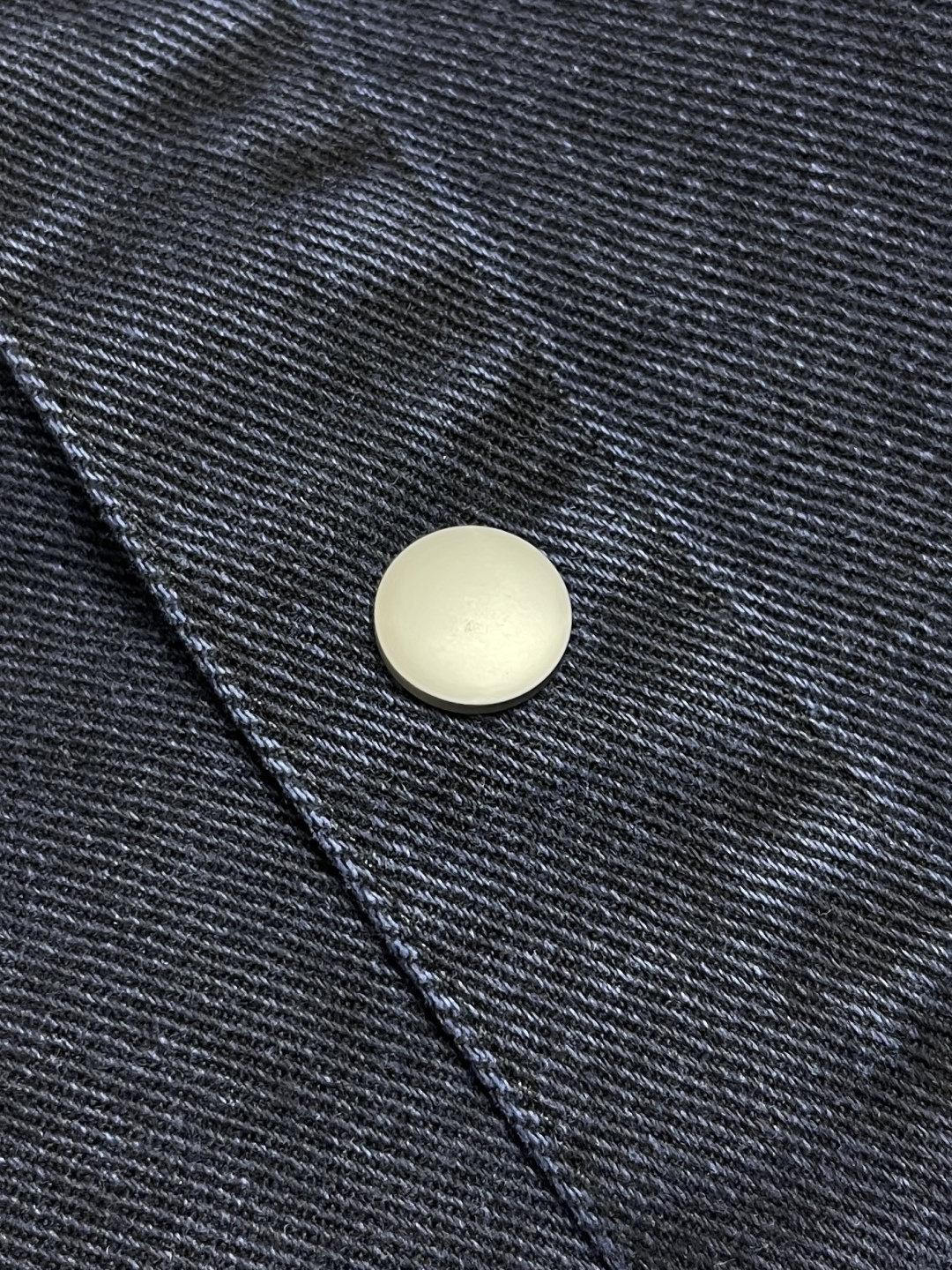 🛒🛒LV 2025SS新款棉质牛仔外套，浸染优雅色调，依托仔章工艺描绘出自 2025SS秋冬时装秀的立体