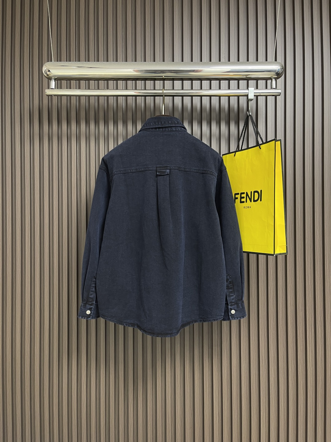 🛒🛒LV 2025SS新款棉质牛仔外套，浸染优雅色调，依托仔章工艺描绘出自 2025SS秋冬时装秀的立体
