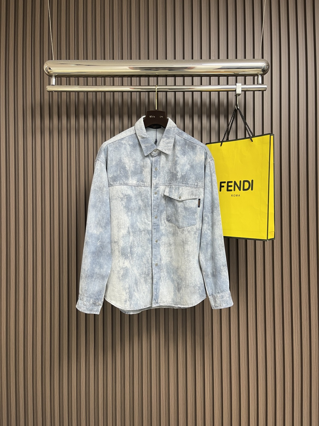 NO:538587,LV 2025SS ink rendering printed denim jacket, customized gourmet tannin fabric, completely consistent color, full body digital positioning ink printing, and a full set of auxiliary materials. Size M-XXL,,louis vuitton, jackets & coats,alexander wang19860909LV 2025SS水墨渲染印花丹宁牛仔外套,定制高克重丹宁面料,颜色完全一致,全身数码定位水墨印花,配置全套辅料.尺码M-XXL,,louis vuitton,jackets & coats,alexander wang,Men's clothing