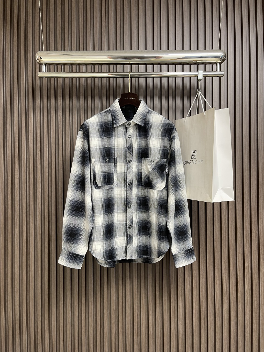 NO:526935,Balenciag long-sleeved shirt jacket, customized classic long-length cotton shirt material, so that the two sides are different textures and the original version are consistent. The texture is visible to the naked eye. The upper body is three-dimensional and stylish. It is close to the body and comfortable and soft. The front decoration is homogeneous and clean. The design of the Balenciag plaid makes the shirt stereotype become fashionable and vivid. It is straightforward and relaxed. The sense of high-end is told. The fabric surface is flat and crisp. Size M-XXL,,balenciaga, jackets & coats,shirts,alexander wang19860909Balenciag 长袖衬衫外套,定制经典长绒棉衬衫料 做到双面不同纹理和原版一致 质感肉眼可见 上身立体有型 贴身舒适柔软 前幅饰以同质化clean fit展示 搭配Balenciag 格子的设计使衬衫的刻板印象变得潮流鲜活 率性和松弛并备 高级感娓娓道来 布料表面平整挺括 尺码M-XXL,,balenciaga,jackets & coats,shirts,alexander wang,Men's clothing