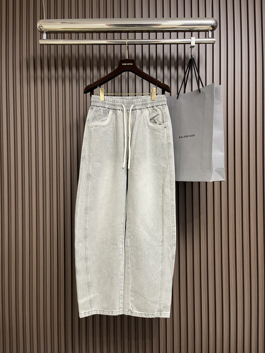 NO:529335,Balenciaga 2025SS early autumn new straight-leg casual sleeves, simple and fashionable new custom fabrics, comfortable to wear, low-key and luxurious, fashionable and high-end design, no need to say much about the trouser style and cutting, the upper body is exquisite and vivid.  True first-class quality, truly palace-level elastic pants, excellent quality, and are very soft after heavy washing!  Not picky about people, the upper body is absolutely stylish and extremely luxurious. Size M-3XL, balenciaga, alexander wang19860909Balenciaga 2025SS早秋新款直筒休闲卫裤,简约时尚新款定制面料,身穿手感舒适 低调不失奢华 设计时尚高端 裤型款式和裁剪亦无需多言 上身精致跃然．真正一等一顶级质料 真正殿堂级的松紧裤,品质卓然,经过重水洗使得很柔软！不挑人 上身绝对的有型 极度奢华.尺码M-3XL,,balenciaga,alexander wang,Men's clothing