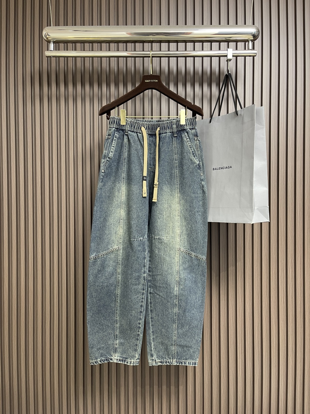 NO:529321,LV 2025ss new jeans, with its unique design concept, perfectly combines fashion and practicality, and has become a trendy item for unisex. It uses high-quality denim fabric and has been processed through special craftsmanship, which not only retains the classic charm of the jeans, but also adds a bit of delicateness and elegance. In terms of the layout design, it adopts loose straight cuts, which not only modify the leg shape, but also gives the wearer a high degree of comfort and freedom. Whether it is simple or handsome, it can easily control a variety of styles and show personal charm. Whether it is daily travel or outdoor adventure, this dark pattern denim can become your ideal choice, allowing you to stand out from the crowd and show your extraordinary taste. Size M-3XL,,louis vuitton, jeans, alexander wang19860909LV 2025ss新款牛仔裤,以其独特的设计理念,完美融合了时尚与实用性,成为男女皆宜的潮流单品.采用高品质牛仔面料,经过特殊工艺处理,既保留了牛仔的经典韵味,又增添了几分细腻与雅致,版型设计上,它采用了宽松直筒的剪裁,不仅修饰腿型,还赋予穿着者极高的舒适度与自由度.无论是搭配简约,还是帅气,都能轻松驾驭多种风格,展现个性魅力.无论是日常出行,还是户外探险,这款暗纹花牛仔都能成为你的理想选择,让你在人群中脱颖而出,彰显不凡品味.尺码M-3XL,,louis vuitton,jeans,alexander wang,Men's clothing