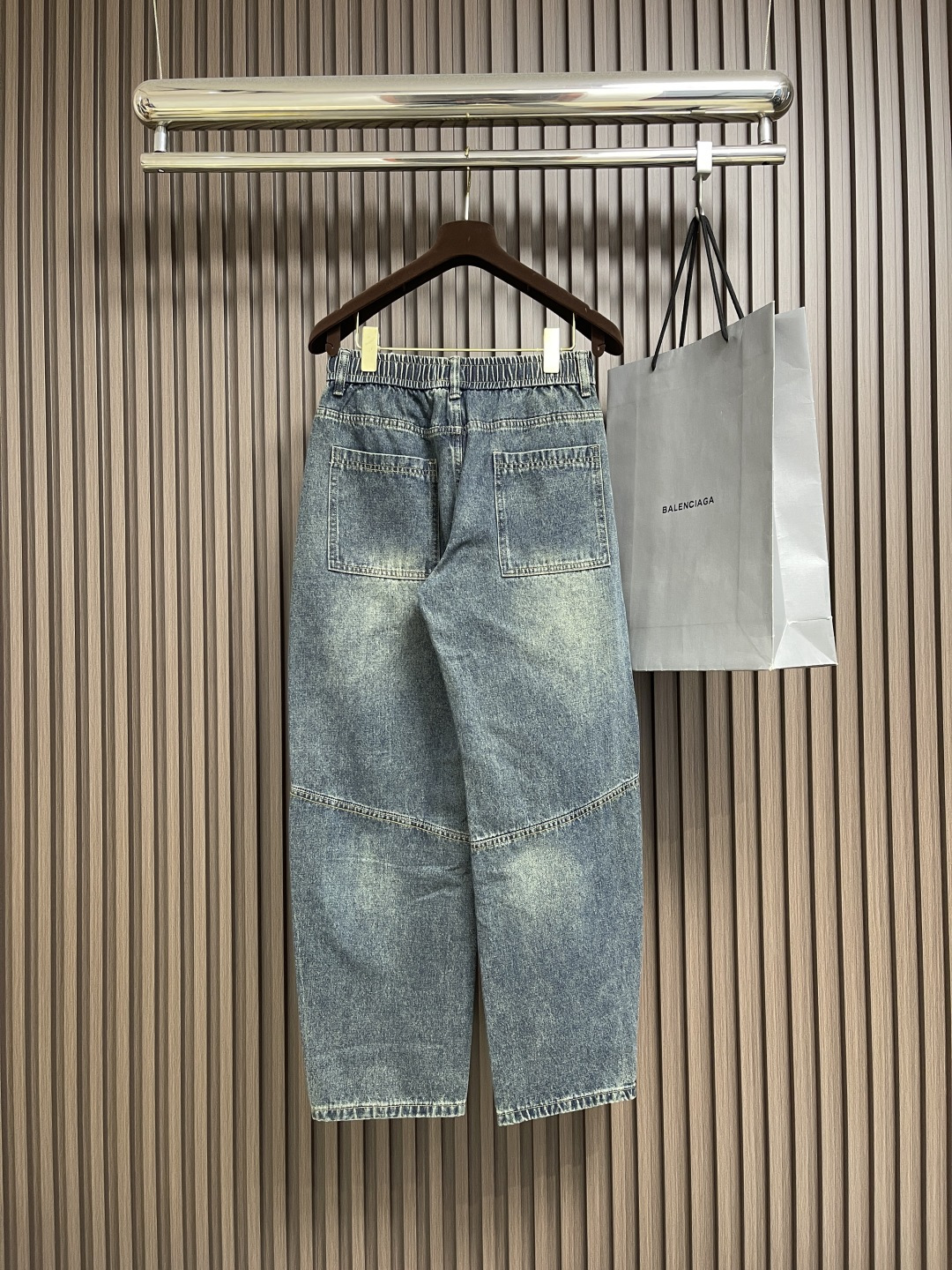 🛒🛒LV 2025ss新款牛仔裤，以其独特的设计理念，完美融合了时尚与实用性，成为男女皆宜的潮流单品。采