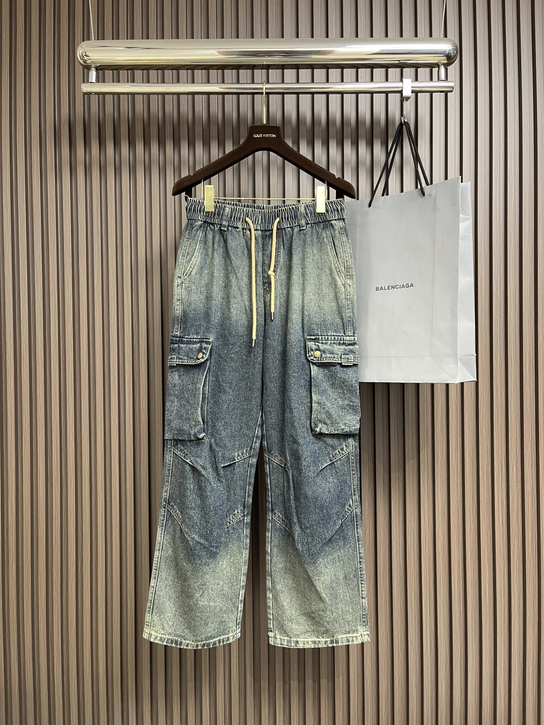 NO:529318,Balenciaga 2025SS early autumn new multi-bag jeans, imported original fabric, comfortable upper body, letter pattern decorative logo, original hardware and auxiliary decoration, unique design, extremely high grade, simple and fashionable, fashionable and handsome upper body, size M-3XL,,balenciaga, jeans, alexander wang19860909Balenciaga 2025SS早秋新品多袋牛仔裤,进口原版面料,上身舒适,字母图案装饰logo,原版五金辅料装饰,独特设计,档次极高,简约时尚,上身时尚帅气,尺码M-3XL,,balenciaga,jeans,alexander wang,Men's clothing