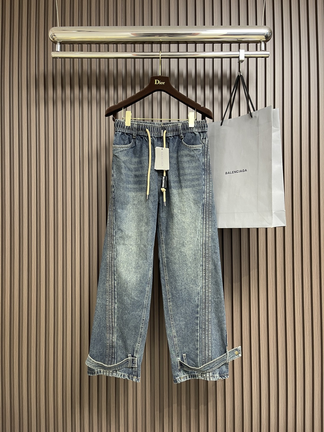 NO:529344,Balenciaga 2025SS early autumn new straight jeans, imported original fabric, comfortable upper body, letter pattern decorative logo, original hardware and auxiliary decoration, unique design, extremely high grade, simple and fashionable, fashionable and handsome upper body, size M-3XL,,balenciaga, jeans, alexander wang19860909Balenciaga 2025SS早秋新品直筒牛仔裤,进口原版面料,上身舒适,字母图案装饰logo,原版五金辅料装饰,独特设计,档次极高,简约时尚,上身时尚帅气,尺码M-3XL,,balenciaga,jeans,alexander wang,Men's clothing