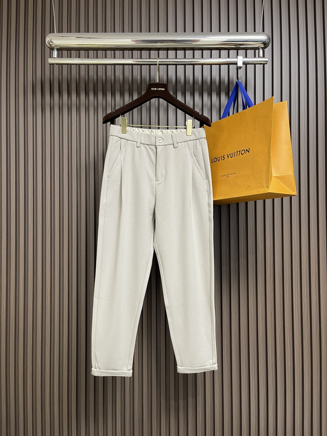 NO:567773,Givenchy's new casual trousers, business casual trousers series, close-fitting and comfortable, the pursuit of distinctive fabrics and accessories, low-key luxury, casual and versatile, extremely comfortable, super handsome upper body effect, the perfect choice for handsome men. Sizes M-3XL,,givenchy,alexander wang19860909Givenchy 新款休闲西裤,商务休闲裤系列,贴身舒适,鲜明的面料与辅料的追求,低调奢华,休闲百搭款,舒适度极高,上身效果超级帅气,型男的完美选择 尺码M-3XL,,givenchy,alexander wang,Men's clothing