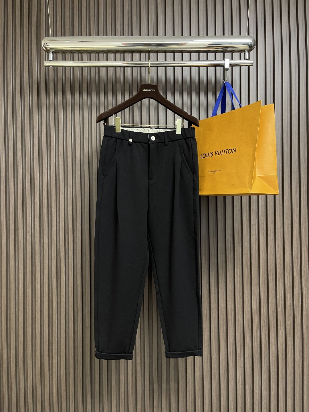 NO:656749,Givenchy's new casual trousers, business casual trousers series, close-fitting and comfortable, the pursuit of distinctive fabrics and accessories, low-key luxury, casual and versatile, extremely comfortable, super handsome upper body effect, the perfect choice for handsome men. Sizes M-3XL,,givenchy,alexander wang19860909Givenchy 新款休闲西裤,商务休闲裤系列,贴身舒适,鲜明的面料与辅料的追求,低调奢华,休闲百搭款,舒适度极高,上身效果超级帅气,型男的完美选择 尺码M-3XL,,givenchy,alexander wang,Men's clothing