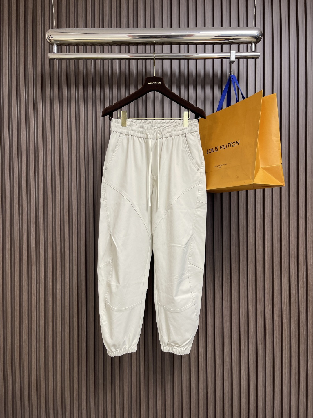 NO:539571,LV 2025SS early autumn casual leg trousers, the fabric is made of 26 single-strand pure cotton, the large goods are carefully cut with flowers, and the production factory is produced by professional knitting to ensure the quality of the large goods. It is a very versatile model. Size M-3XL, louis vuitton, alexander wang19860909LV 2025SS早秋休闲束腿卫裤,面料采用26支单股纯棉,大货采用取花精心断裁,生产工厂由专业针织生产,确保大货品质质量.非常百搭的一款.尺码M-3XL,,louis vuitton,alexander wang,Men's clothing