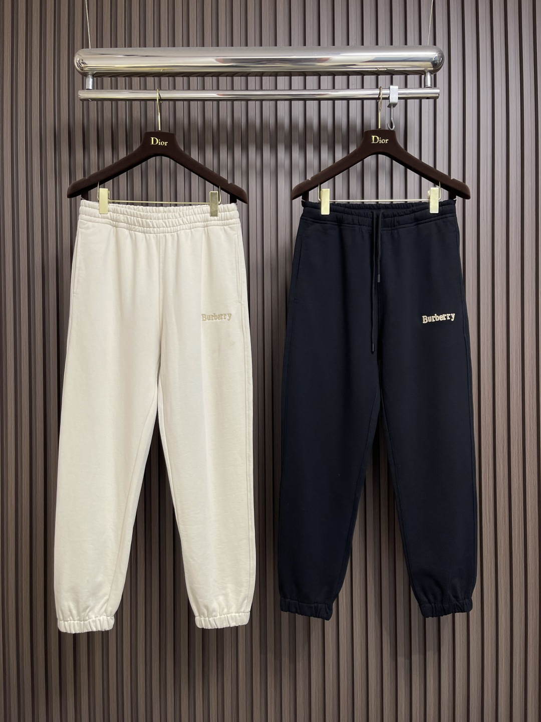 🛒🛒Burberry 2025SS早秋新款休闲裤，采用客供卫裤面料，战马标logo标志彰显品牌特征，腰部