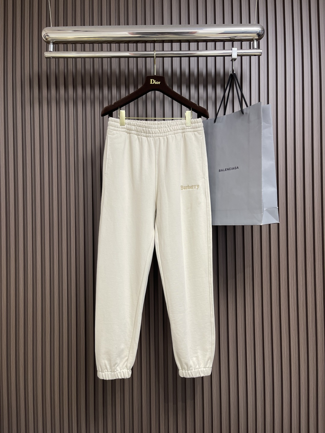 NO:529338,Burberry 2025SS early autumn new casual pants, using customer-supplied sleeves fabric, the horse logo logo highlights the brand characteristics, the waist pulling design is arbitrarily adjusted in size, the pins are very fine only to be made by imported machines, the upper body is fashionable and generous, and it is easy to match with clothing. Size M-4XL, burberry, alexander wang19860909Burberry 2025SS早秋新款休闲裤,采用客供卫裤面料,战马标logo标志彰显品牌特征,腰部抽身设计随意调节大小,针脚非常细密只有进口机器才能制成,上身时尚大方极易搭配服饰.尺码M-4XL,,burberry,alexander wang,Men's clothing