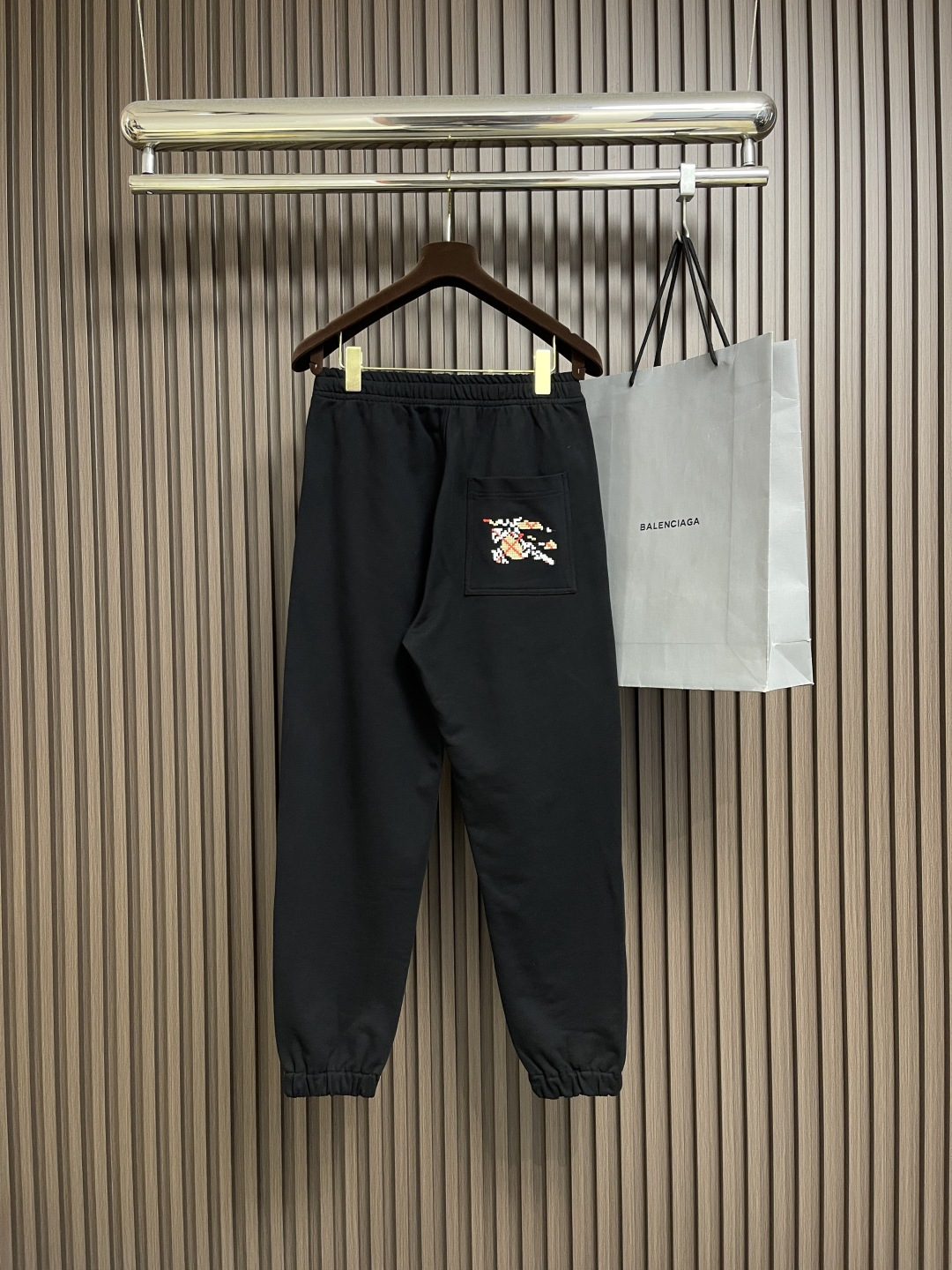🛒🛒Burberry 2025SS早秋新款休闲裤，采用客供卫裤面料，战马标logo标志彰显品牌特征，腰部