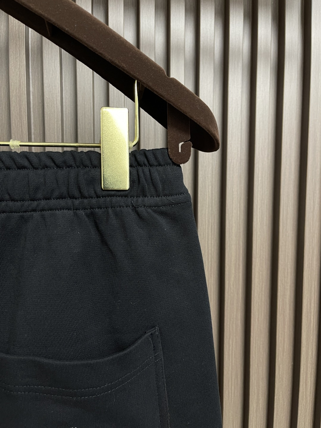 🛒🛒Burberry 2025SS早秋新款休闲裤，采用客供卫裤面料，战马标logo标志彰显品牌特征，腰部