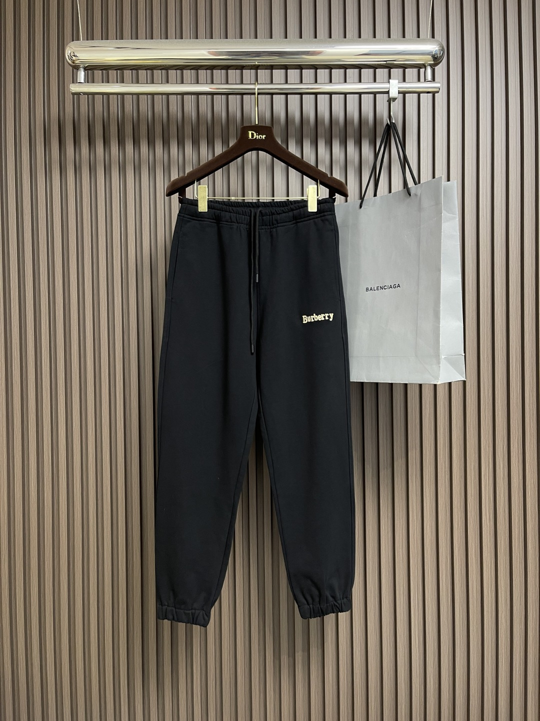 🛒🛒Burberry 2025SS早秋新款休闲裤，采用客供卫裤面料，战马标logo标志彰显品牌特征，腰部