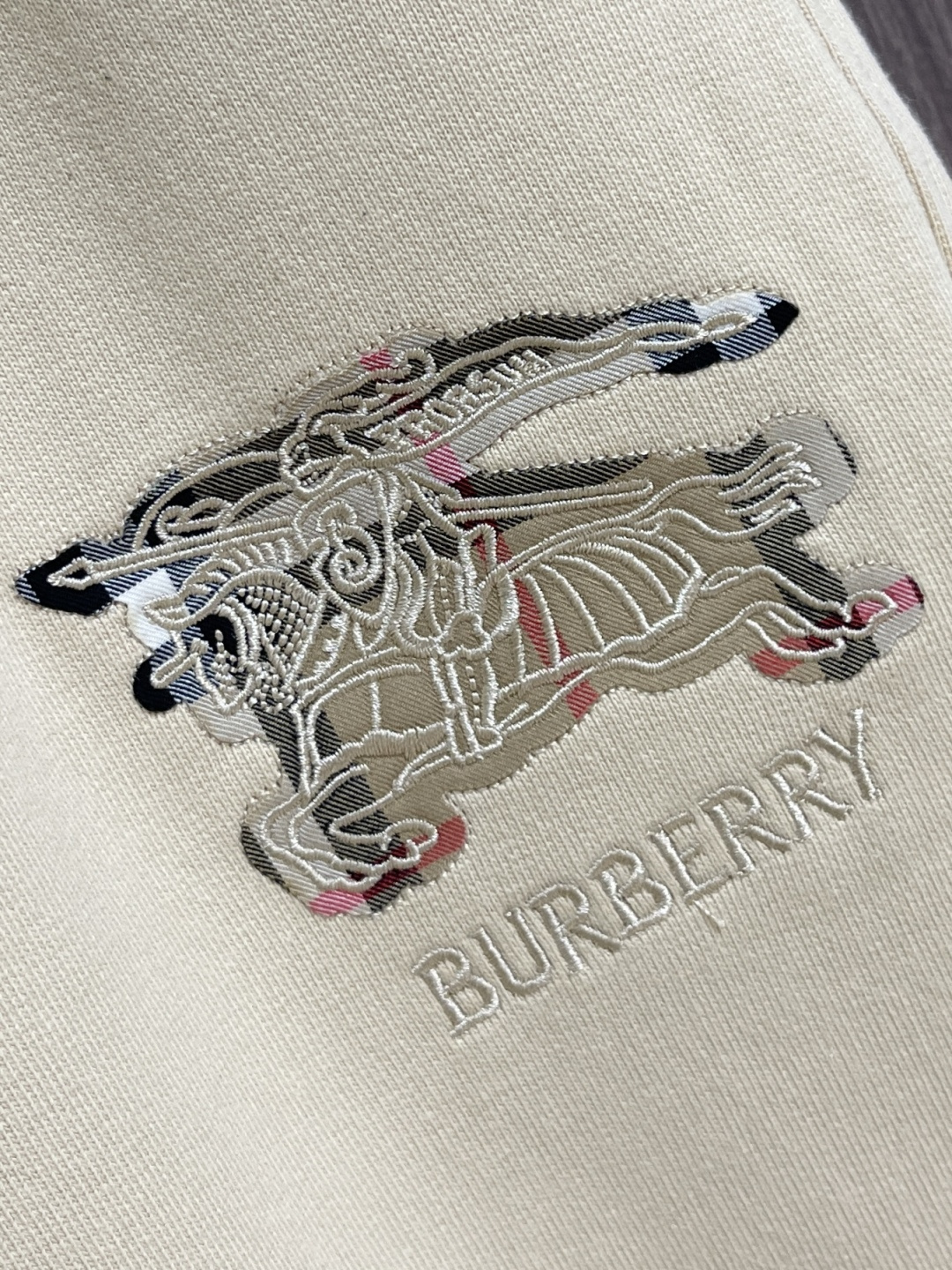 🛒🛒Burberry 2025SS早秋新款休闲裤，采用客供卫裤面料，战马标logo标志彰显品牌特征，腰部