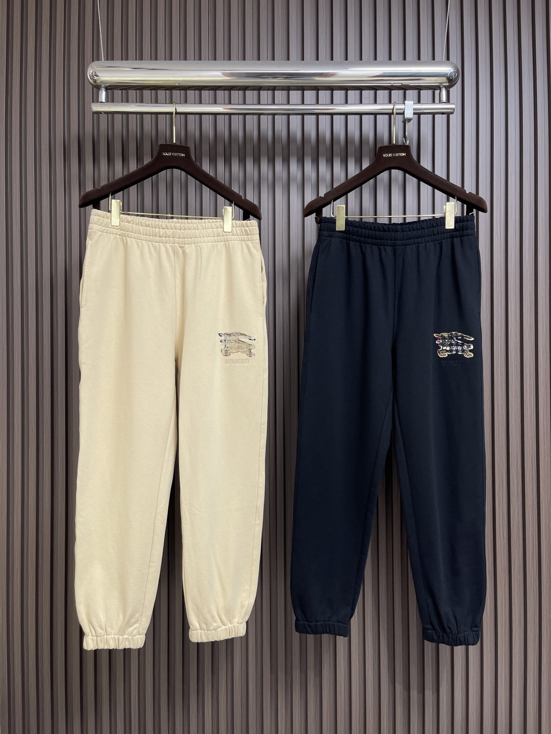 🛒🛒Burberry 2025SS早秋新款休闲裤，采用客供卫裤面料，战马标logo标志彰显品牌特征，腰部