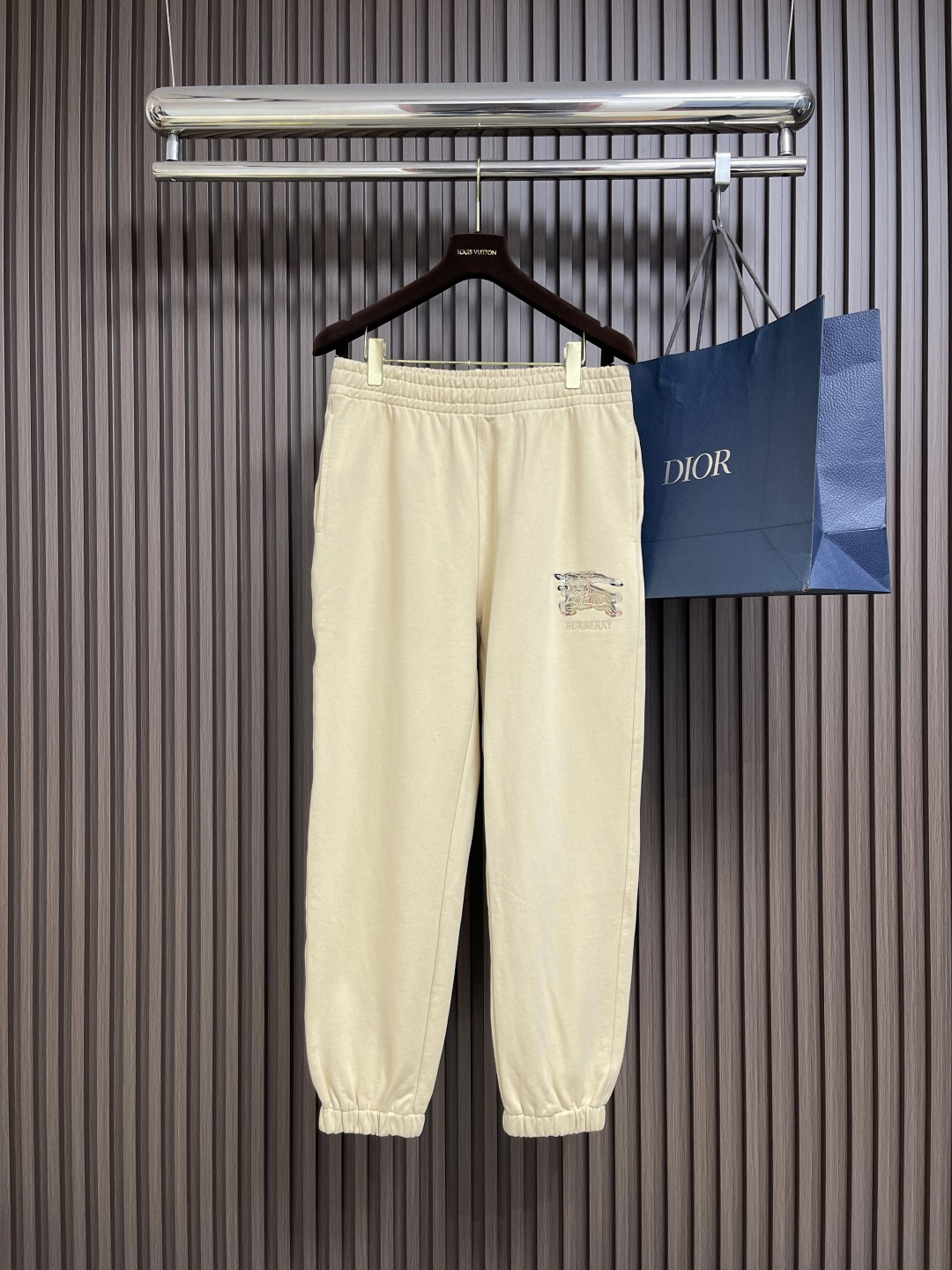 NO:530110,Burberry 2025SS early autumn new casual pants, using customer-supplied sleeves fabric, the horse logo logo highlights the brand characteristics, the waist pulling design is arbitrarily adjusted in size, the pins are very fine only to be made by imported machines, the upper body is fashionable and generous, and it is easy to match with clothing. Size M-4XL, burberry, alexander wang19860909Burberry 2025SS早秋新款休闲裤,采用客供卫裤面料,战马标logo标志彰显品牌特征,腰部抽身设计随意调节大小,针脚非常细密只有进口机器才能制成,上身时尚大方极易搭配服饰.尺码M-4XL,,burberry,alexander wang,Men's clothing