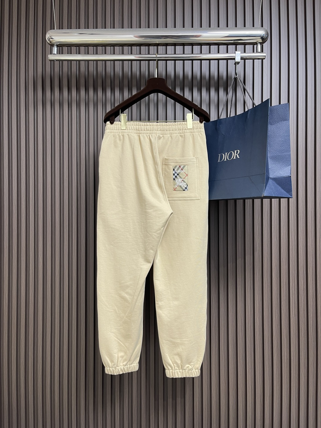 🛒🛒Burberry 2025SS早秋新款休闲裤，采用客供卫裤面料，战马标logo标志彰显品牌特征，腰部