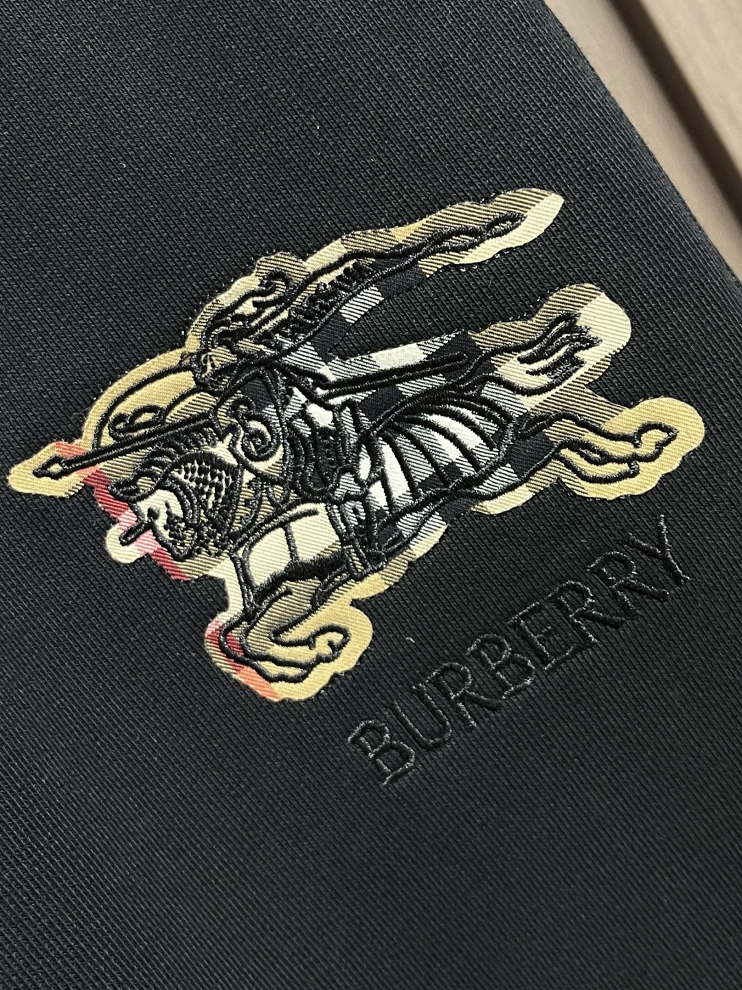 🛒🛒Burberry 2025SS早秋新款休闲裤，采用客供卫裤面料，战马标logo标志彰显品牌特征，腰部