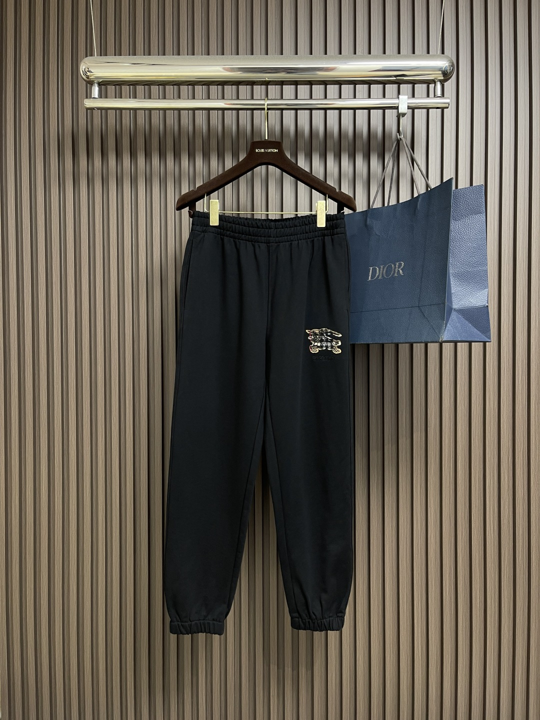 🛒🛒Burberry 2025SS早秋新款休闲裤，采用客供卫裤面料，战马标logo标志彰显品牌特征，腰部