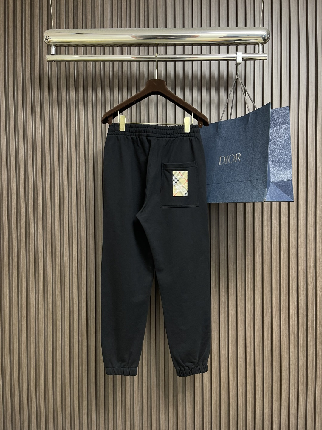 🛒🛒Burberry 2025SS早秋新款休闲裤，采用客供卫裤面料，战马标logo标志彰显品牌特征，腰部