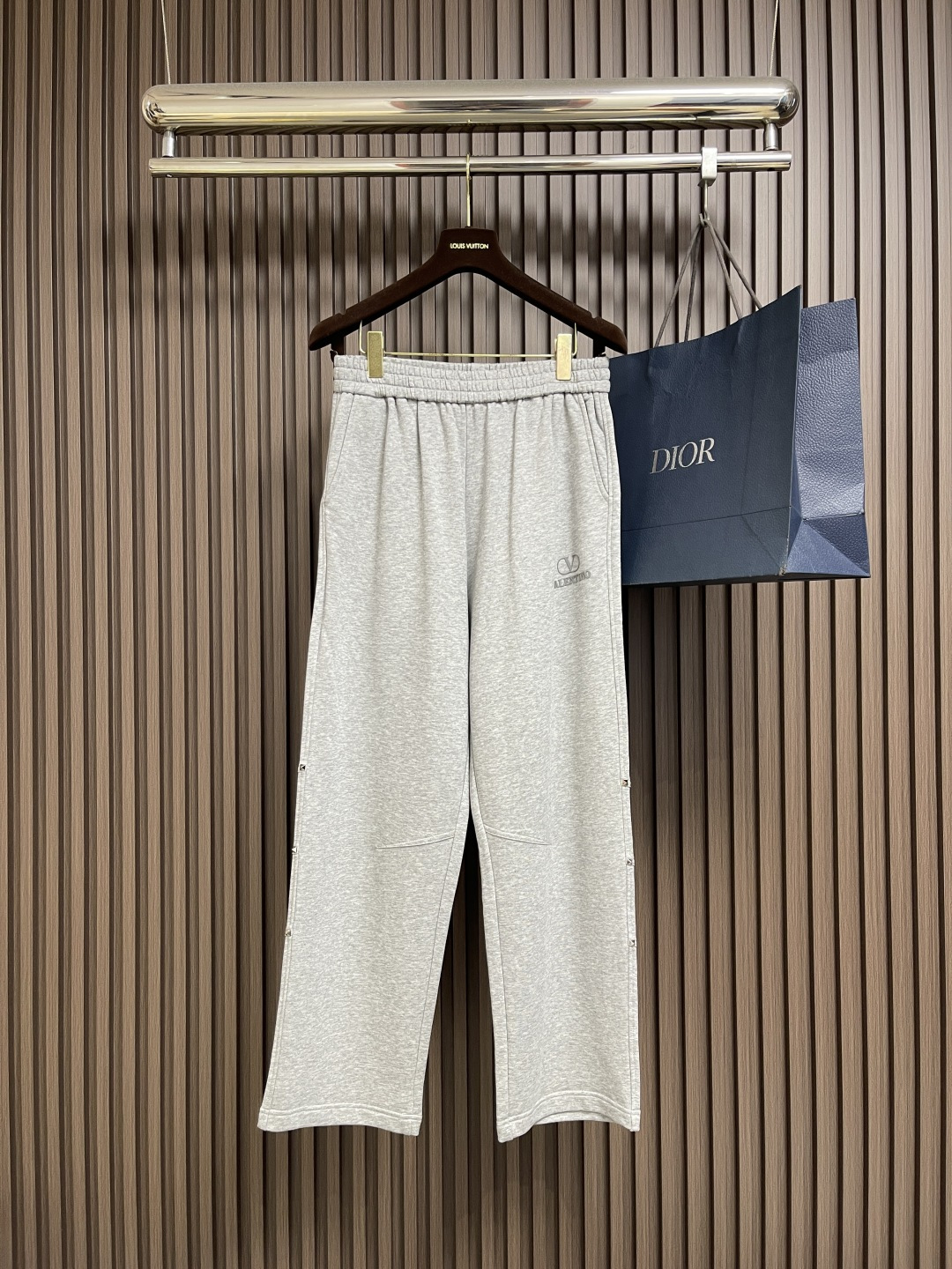 NO:529326,VALENTINO 2025ss Autumn and Winter Straight Casual Pants, using imported fabrics, soft, comfortable and textured, original hardware accessories, very cool, exquisite details, super invincible upper body effect, trendy and versatile. The fabric is exquisitely made, showing the style of excellent quality, and the essential style!  A definitely worth owning. Size M-3XL, valentino, valentino, alexander wang19860909VALENTINO华伦天奴 2025ss秋冬直筒休闲裤,选用进口面料,柔软舒适有质感,原版五金配件,非常炫酷,细节处理精致,上身效果超级无敌赞,潮流百搭.尚选面料匠心而制 彰显卓越臻品风范 必备款式！绝对值得拥有的一条.尺码M-3XL,,valentino,valentino,alexander wang,Men's clothing