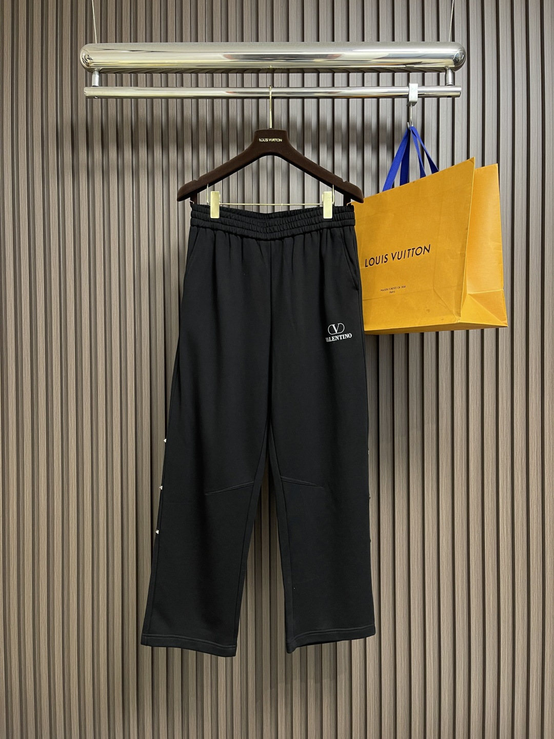 NO:548484,VALENTINO 2025ss Autumn and Winter Straight Casual Pants, using imported fabrics, soft, comfortable and textured, original hardware accessories, very cool, exquisite details, super invincible upper body effect, trendy and versatile. The fabric is exquisitely made, showing the style of excellent quality, and the essential style!  A definitely worth owning. Size M-3XL, valentino, valentino, alexander wang19860909VALENTINO华伦天奴 2025ss秋冬直筒休闲裤,选用进口面料,柔软舒适有质感,原版五金配件,非常炫酷,细节处理精致,上身效果超级无敌赞,潮流百搭.尚选面料匠心而制 彰显卓越臻品风范 必备款式！绝对值得拥有的一条.尺码M-3XL,,valentino,valentino,alexander wang,Men's clothing