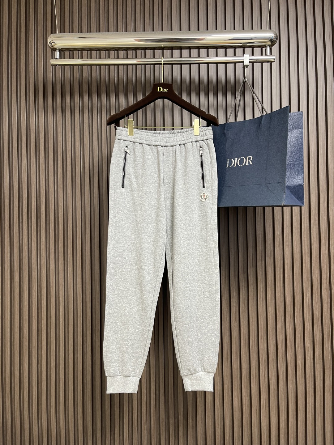 NO:548474,Moncler 2025FW early autumn new leg trousers, invincible fabrics, impeccable versatile styles and designs, beautiful outdoor sports. The soul-style logo is simple and casual, the accessories are top-notch, good details, beautiful texture, very stylish, and real weight. Size M-3XL, alexander wang19860909Moncler 2025FW早秋新品束腿卫裤,面料无敌,型款设计都无可挑剔的百搭款卫裤,户外运动都美.灵魂式的logo仔章简约休闲, 辅料都是顶配 细节好,质感美,十分有格调 实实在在的份量.尺码M-3XL,,alexander wang,Men's clothing