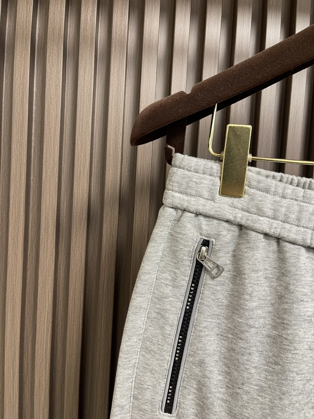 🛒🛒Moncler 2025FW早秋新品束腿卫裤，面料无敌，型款设计都无可挑剔的百搭款卫裤，户外运动都美