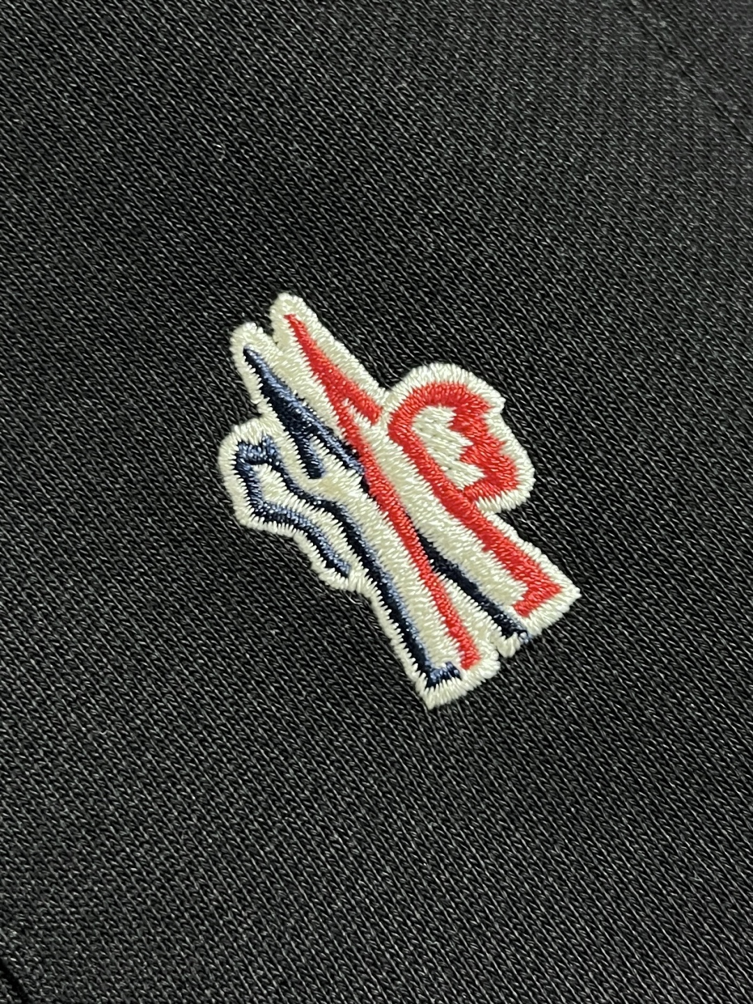 🛒🛒Moncler 2025FW早秋新品束腿卫裤，面料无敌，型款设计都无可挑剔的百搭款卫裤，户外运动都美