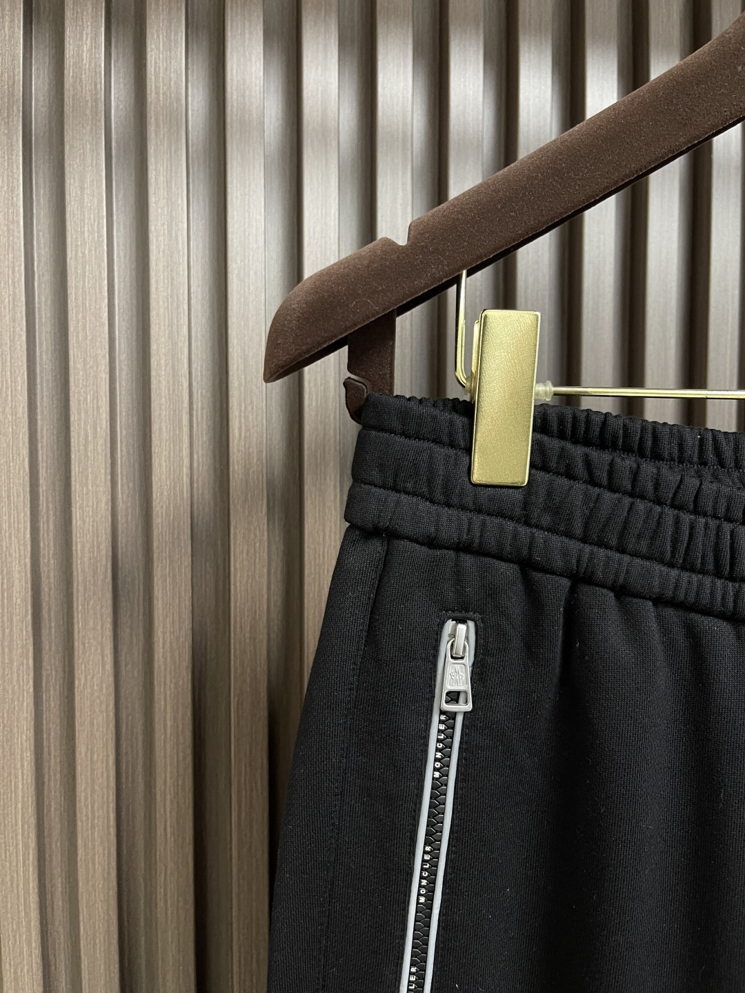 🛒🛒Moncler 2025FW早秋新品束腿卫裤，面料无敌，型款设计都无可挑剔的百搭款卫裤，户外运动都美