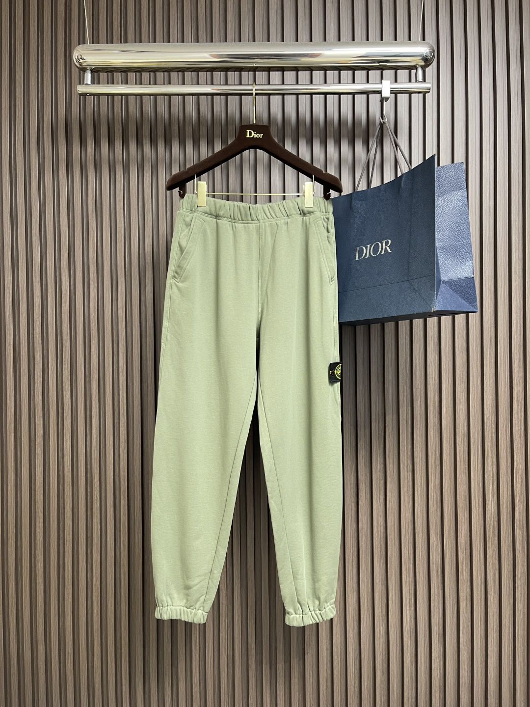 NO:548469,STONE ISLAND 2025ss Autumn and Winter New Leg-Tie casual pants, using imported fabrics, soft, comfortable and textured, original hardware accessories, exquisite details, and super invincible upper body effect. Shangpin fabrics are made with ingenious skills to show the outstanding style of quality. Must-have styles!  A definitely worth having!  Size M-3XL, alexander wang19860909STONE ISLAND 石头岛2025ss秋冬新款束腿休闲裤,选用进口面料,柔软舒适有质感,原版五金配件,细节处理精致,上身效果超级无敌赞.尚选面料匠心而制 彰显卓越臻品风范 必备款式！绝对值得拥有的一条！尺码M-3XL,,alexander wang,Men's clothing