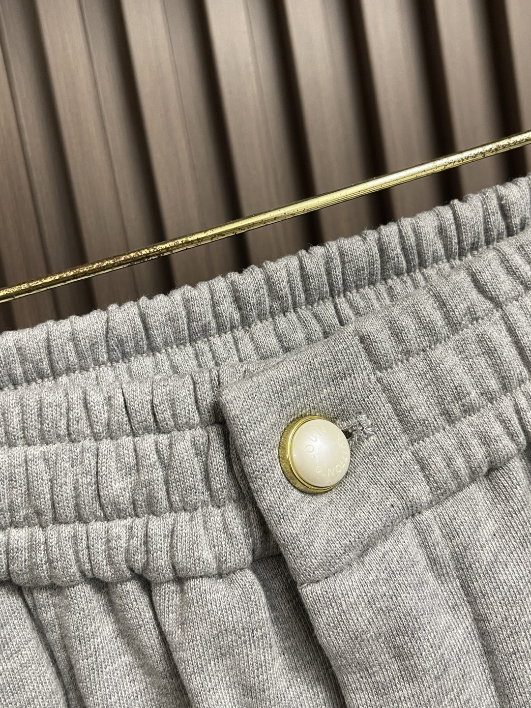 🛒🛒LV 2025SS早秋休闲束腿卫裤，面料采用26支单股100%纯棉，大货采用取花精心断裁，生产工厂由