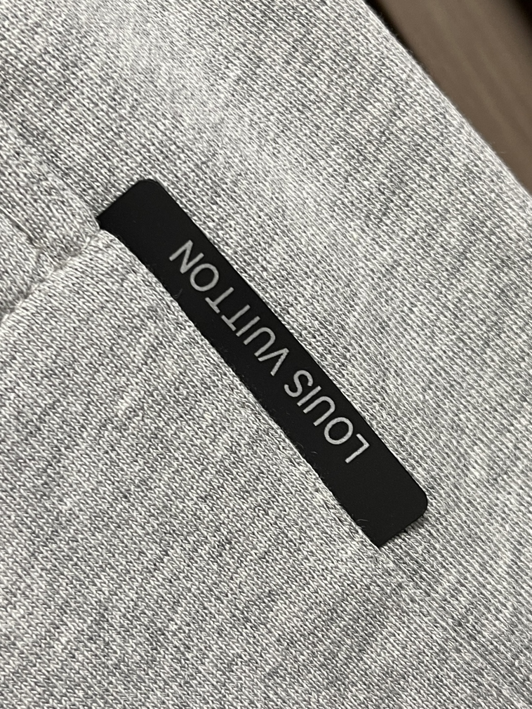 🛒🛒LV 2025SS早秋休闲束腿卫裤，面料采用26支单股100%纯棉，大货采用取花精心断裁，生产工厂由