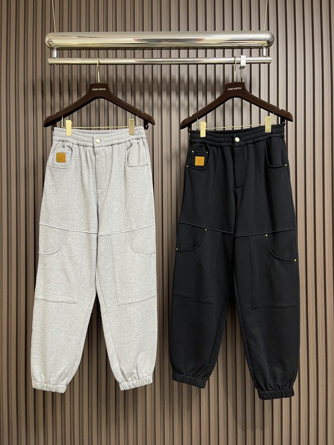 🛒🛒LV 2025SS早秋休闲束腿卫裤，面料采用26支单股100%纯棉，大货采用取花精心断裁，生产工厂由