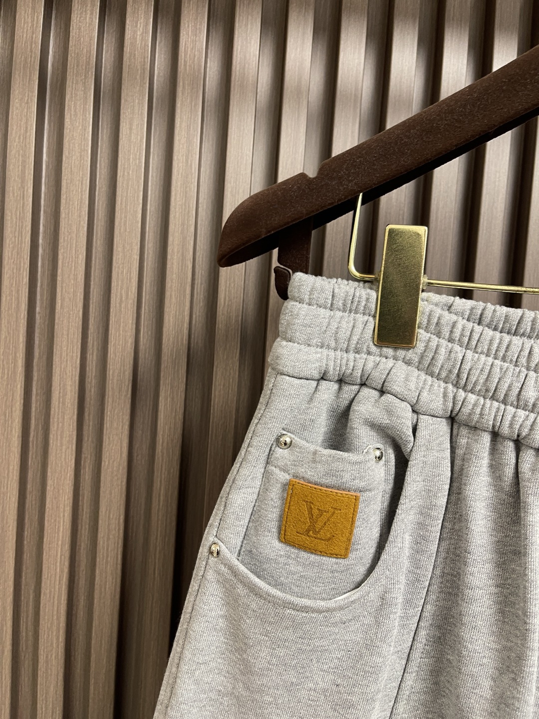 🛒🛒LV 2025SS早秋休闲束腿卫裤，面料采用26支单股100%纯棉，大货采用取花精心断裁，生产工厂由