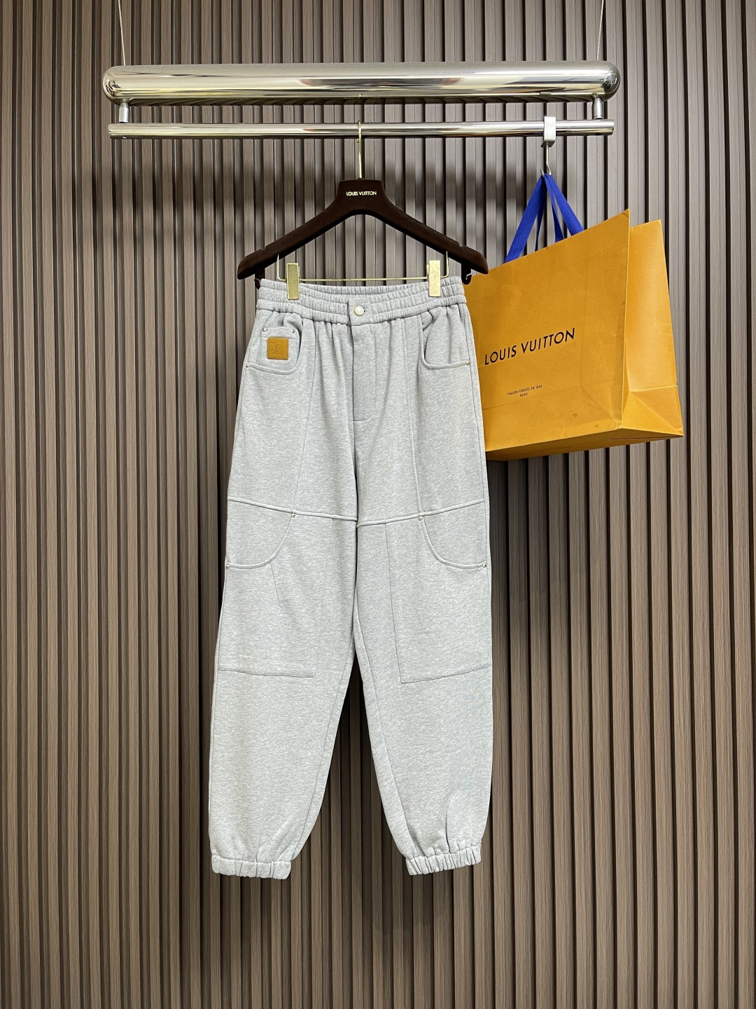 NO:530096,LV 2025SS early autumn casual leg trousers, the fabric is made of 26 single-strand pure cotton, the large goods are carefully cut with flowers, and the production factory is produced by professional knitting to ensure the quality of the large goods. It is a very versatile model. Size M-3XL, louis vuitton, alexander wang19860909LV 2025SS早秋休闲束腿卫裤,面料采用26支单股纯棉,大货采用取花精心断裁,生产工厂由专业针织生产,确保大货品质质量.非常百搭的一款.尺码M-3XL,,louis vuitton,alexander wang,Men's clothing