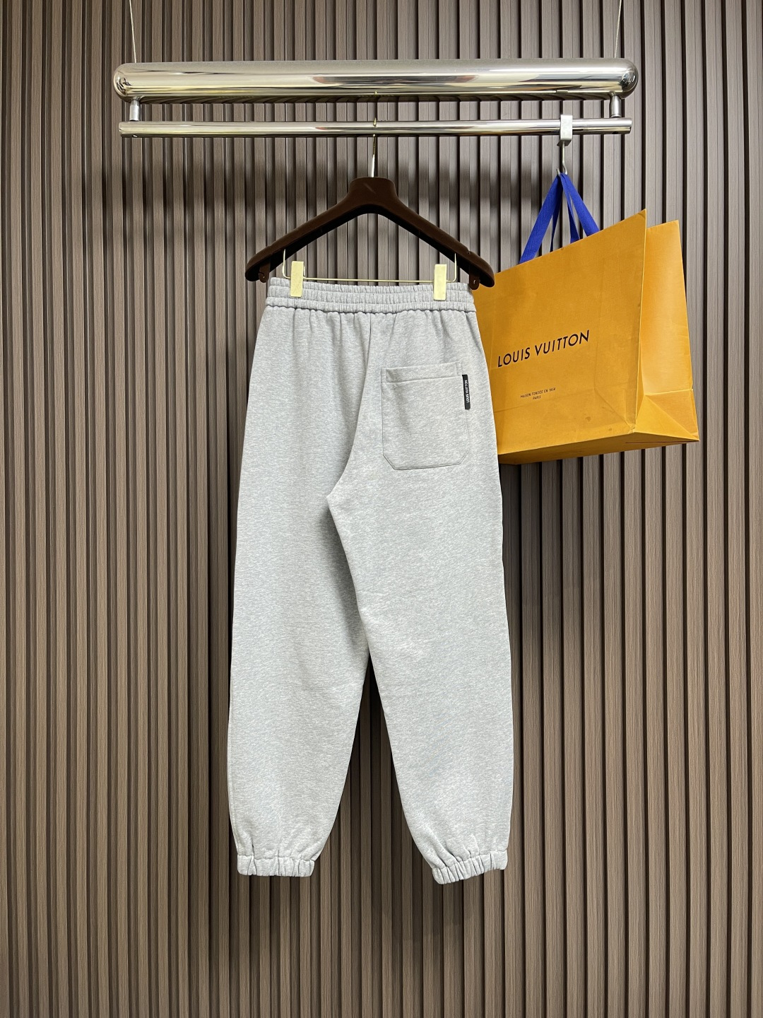 🛒🛒LV 2025SS早秋休闲束腿卫裤，面料采用26支单股100%纯棉，大货采用取花精心断裁，生产工厂由