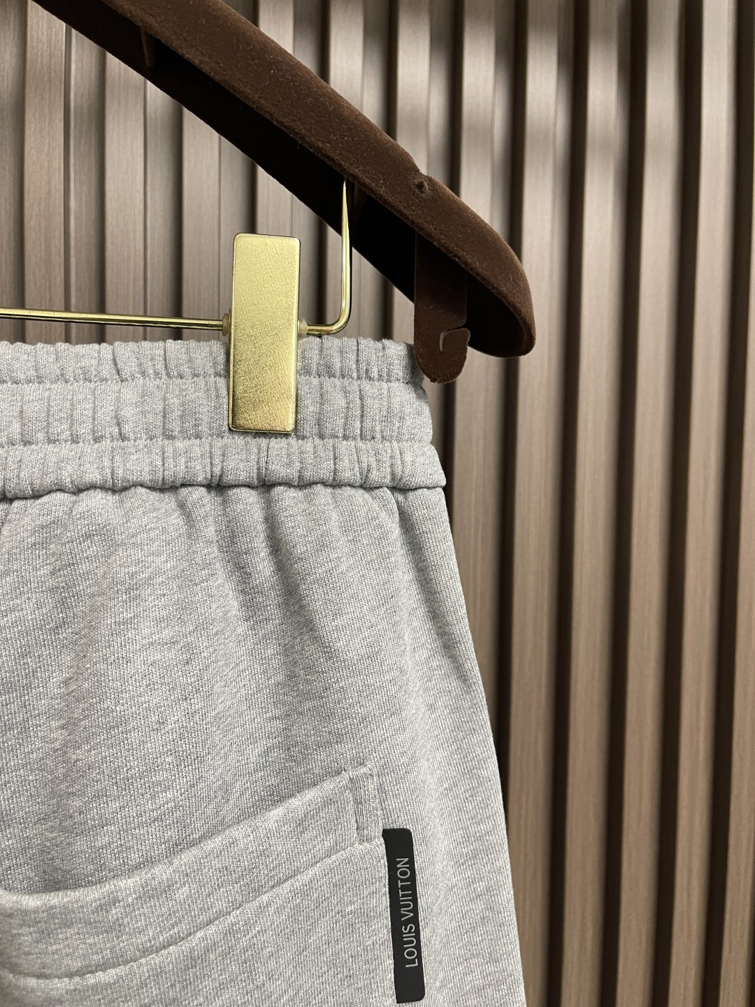 🛒🛒LV 2025SS早秋休闲束腿卫裤，面料采用26支单股100%纯棉，大货采用取花精心断裁，生产工厂由