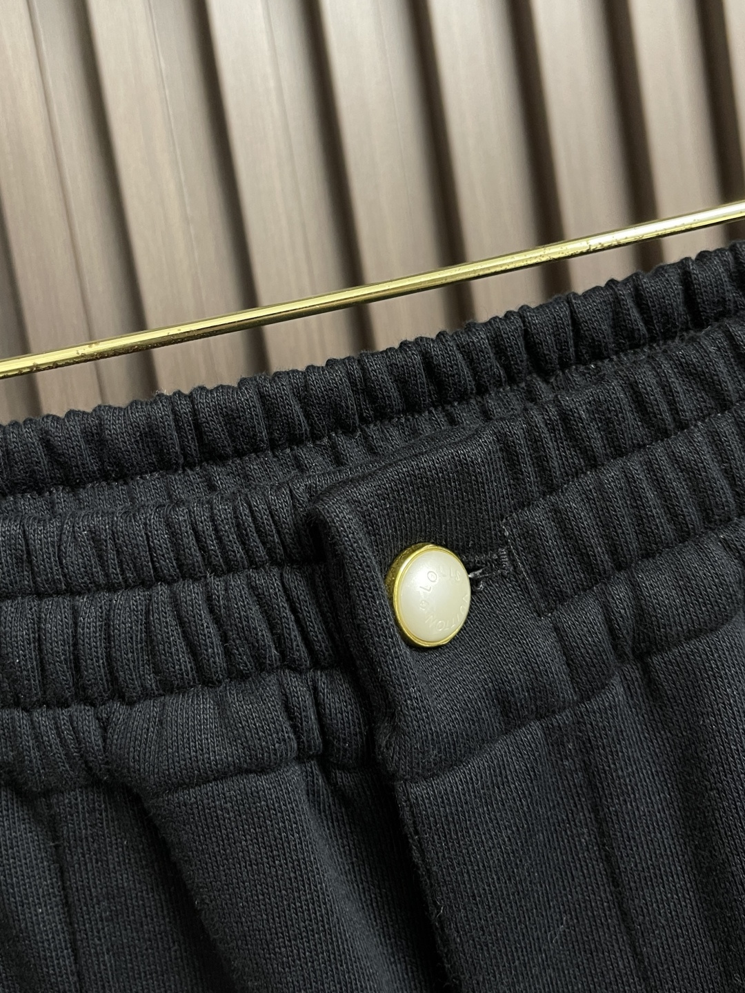 🛒🛒LV 2025SS早秋休闲束腿卫裤，面料采用26支单股100%纯棉，大货采用取花精心断裁，生产工厂由