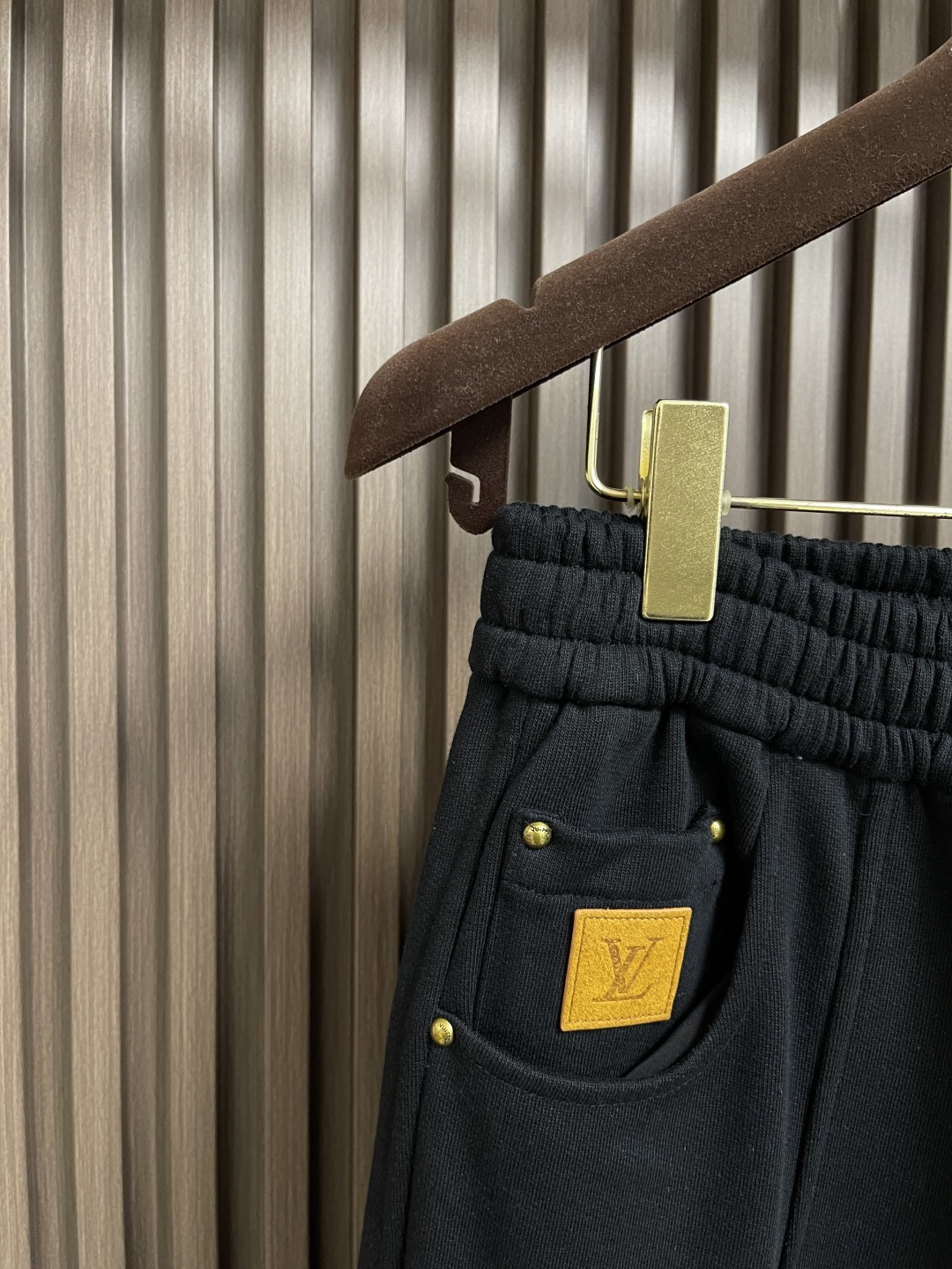 🛒🛒LV 2025SS早秋休闲束腿卫裤，面料采用26支单股100%纯棉，大货采用取花精心断裁，生产工厂由
