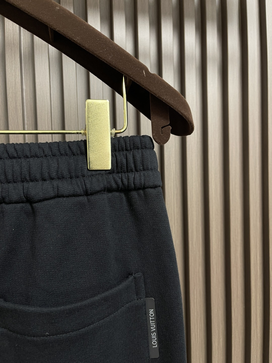 🛒🛒LV 2025SS早秋休闲束腿卫裤，面料采用26支单股100%纯棉，大货采用取花精心断裁，生产工厂由